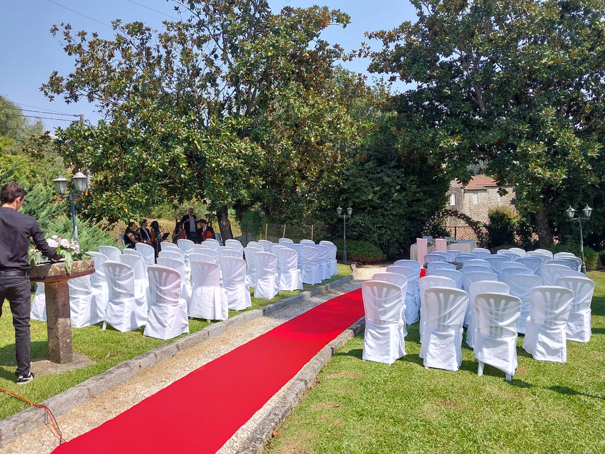 Casamento na Quinta do Coelho — cerimónia exterior com tapete vermelho