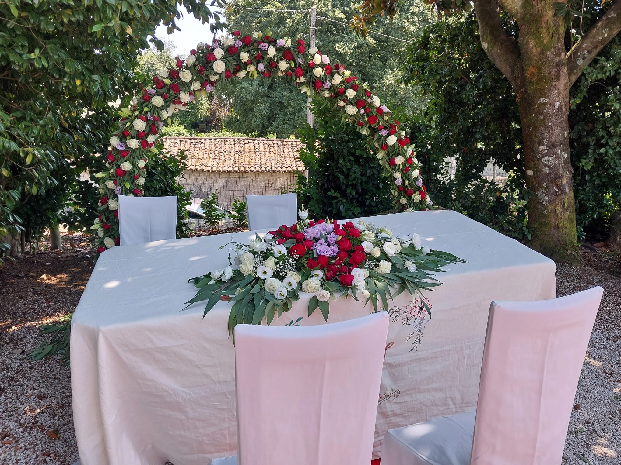 Arco de flores para cerimónia de casamento no jardim