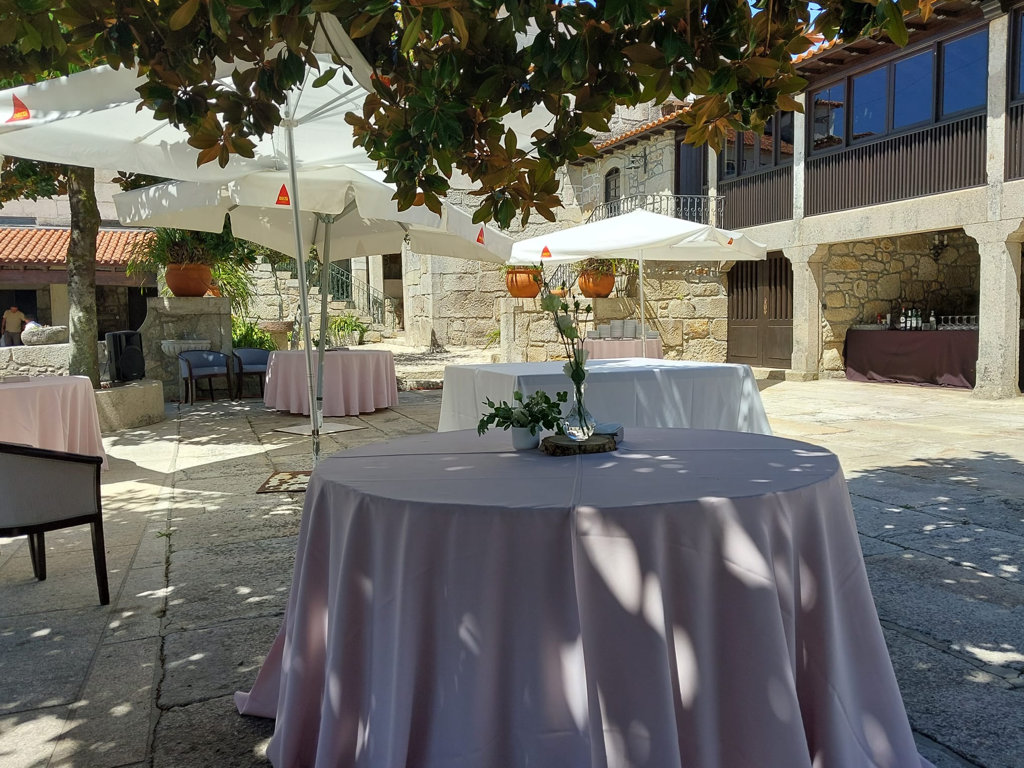 Cocktail e evento empresarial no pátio da Quinta do Coelho