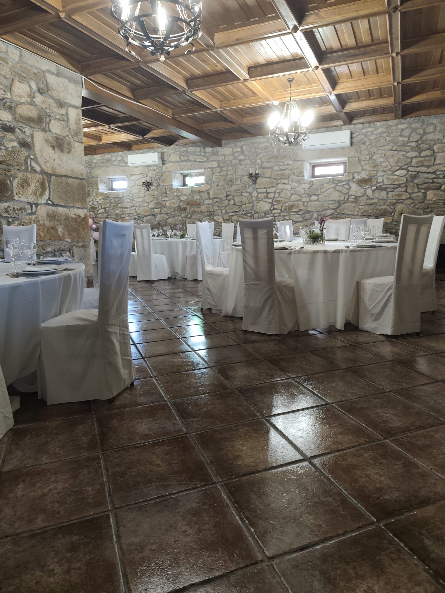 Salão Privado da Quinta do Coelho — granito, teto em caixotão e ambiente íntimo